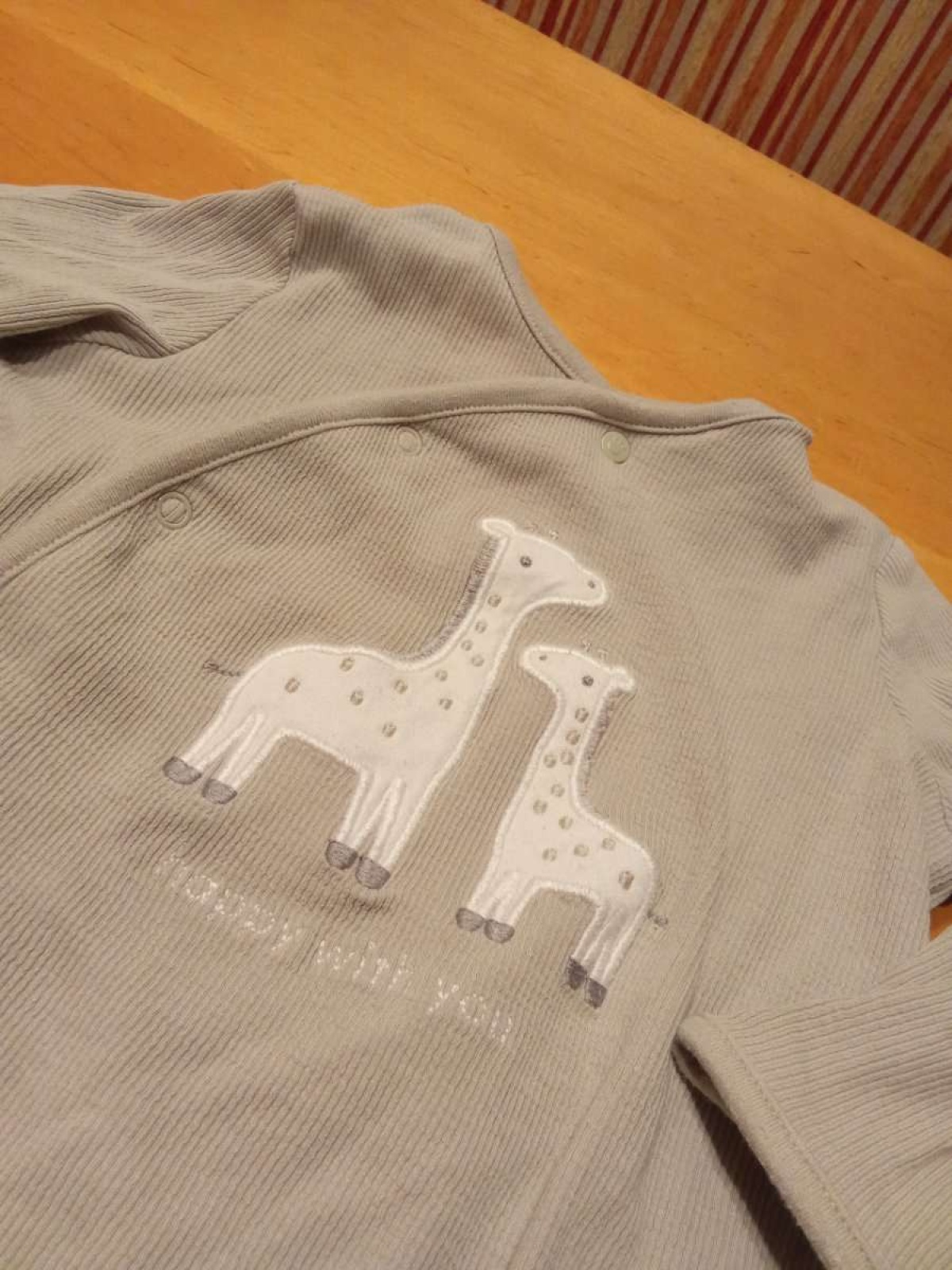 Sehr schöner Strampler von C&A in gr. 80 abzugeben.