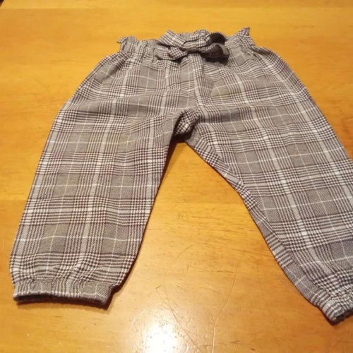 Sehr schöne Stoff Hose von Shein in gr. 80 abzugeben ,etwas fusselig.