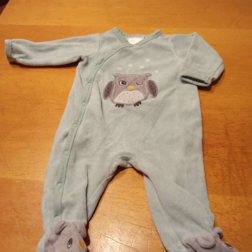 Sehr schöner Strampler von H&M in gr. 62 abzugeben.