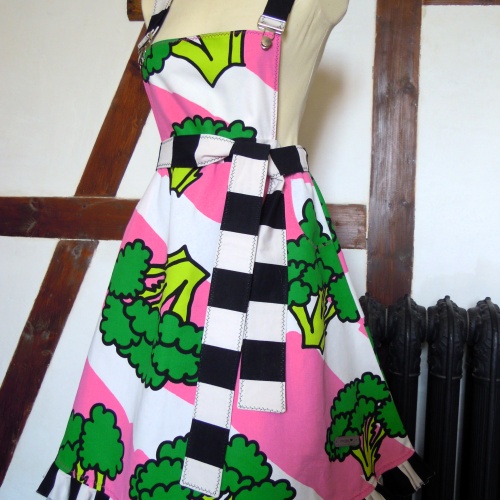 Latzrock Brokkoli mit Rüschen