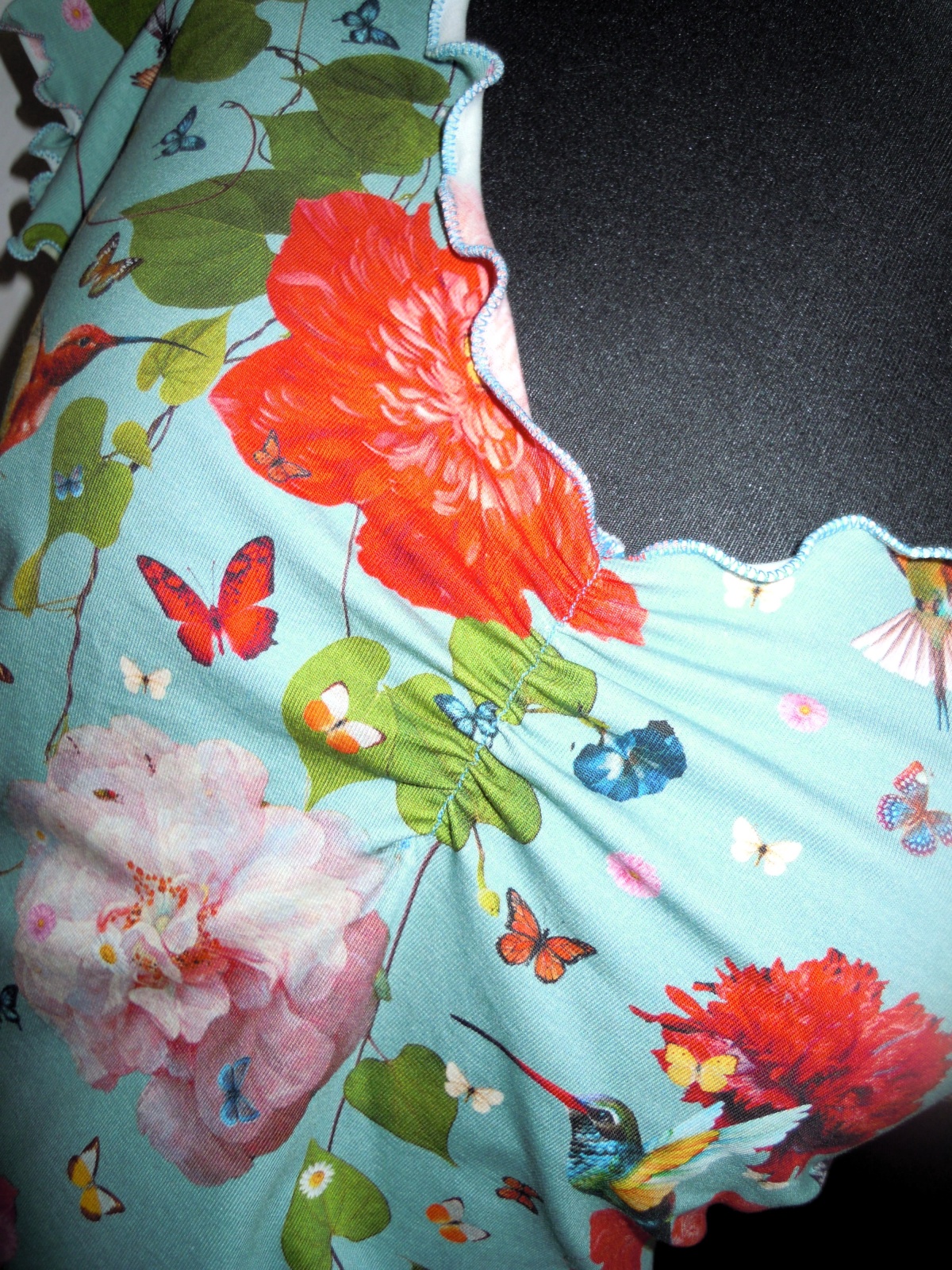 T-Shirt in floralem Muster auf türkis