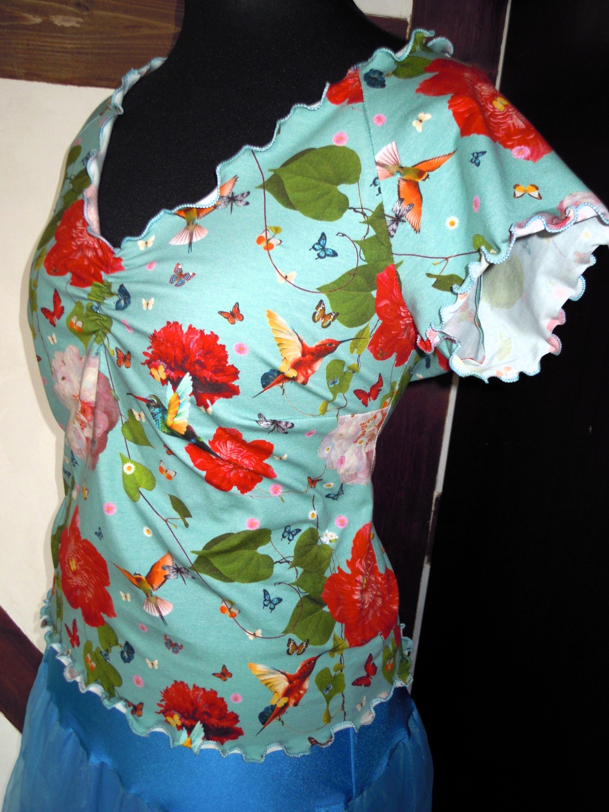 T-Shirt in floralem Muster auf türkis