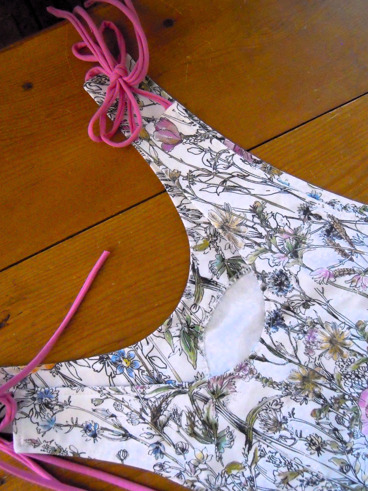 Latzkleid Zipfelkleid mit Blumenmotiv Boho Hippie Ethno Einheitsgröße