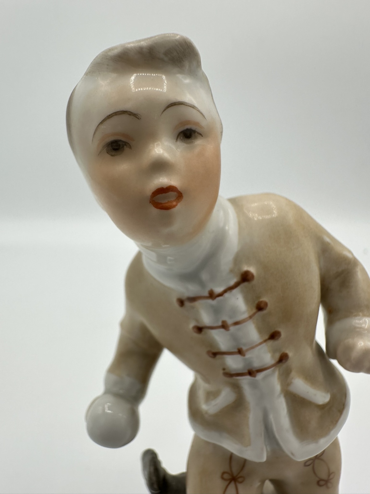 Herend Junge mit Schneeball