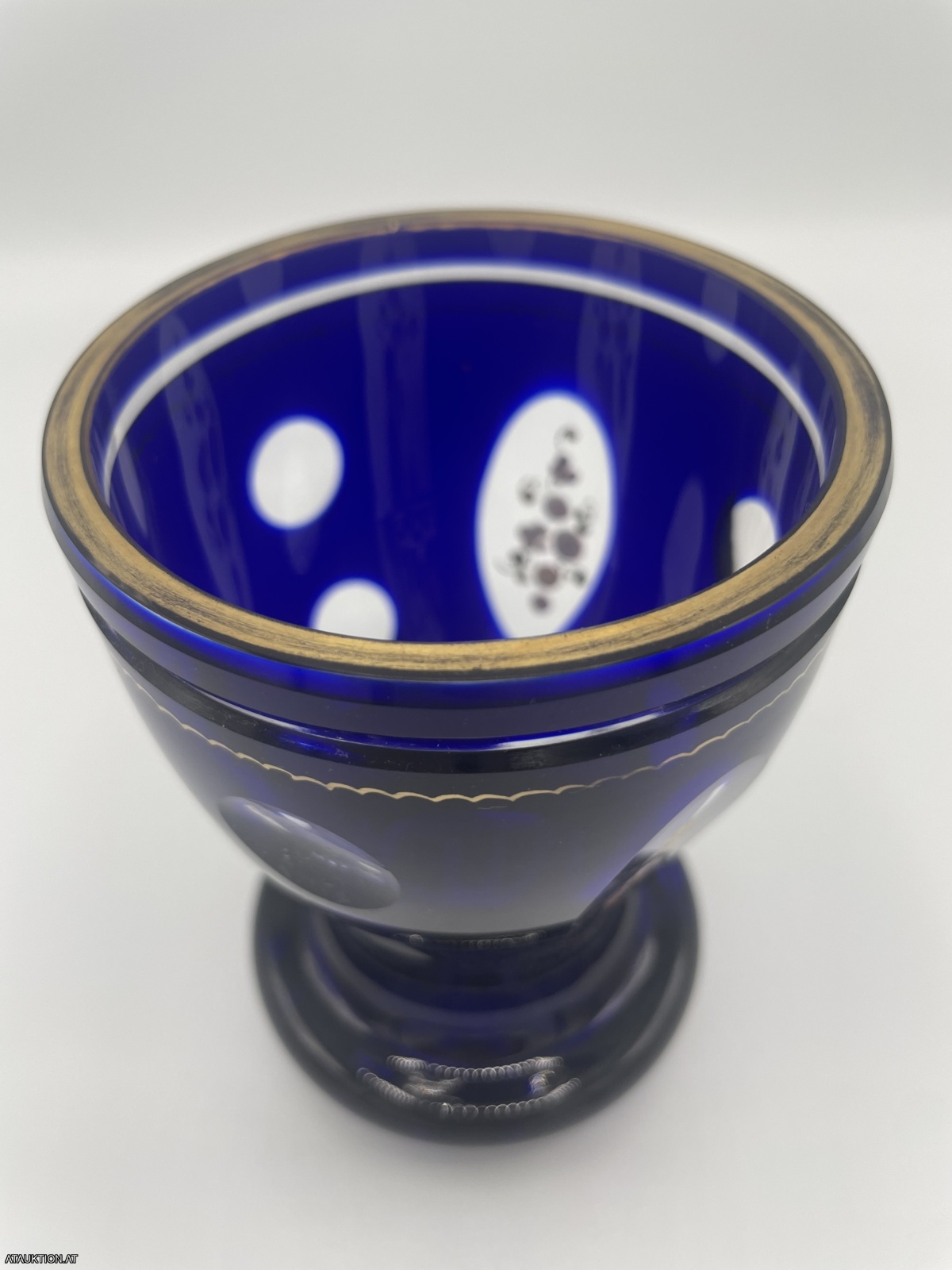 Antiker Fussbecher kobaltblau mit Emailmalerei