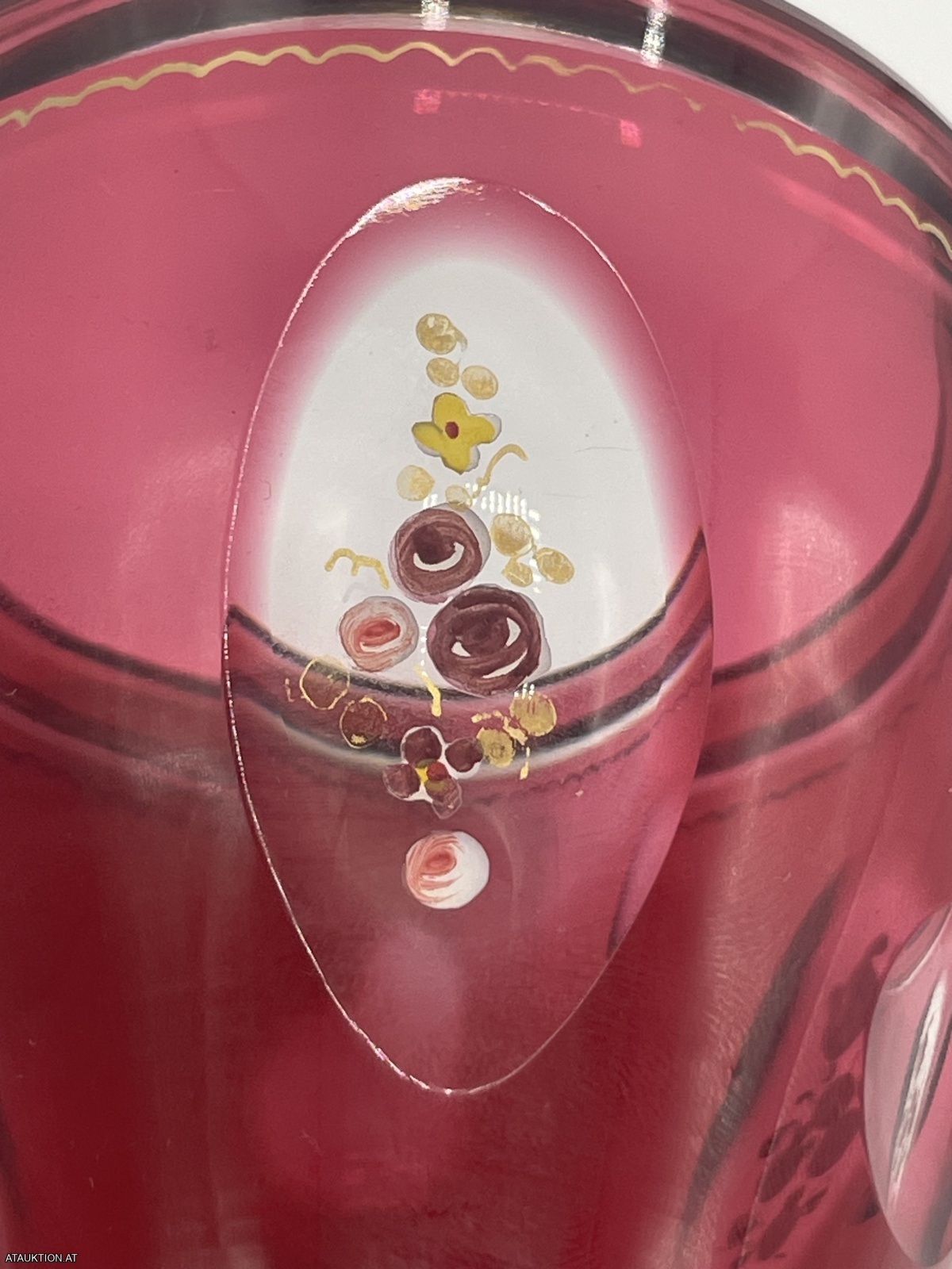 Antiker Fussbecher rot mit Emailmalerei