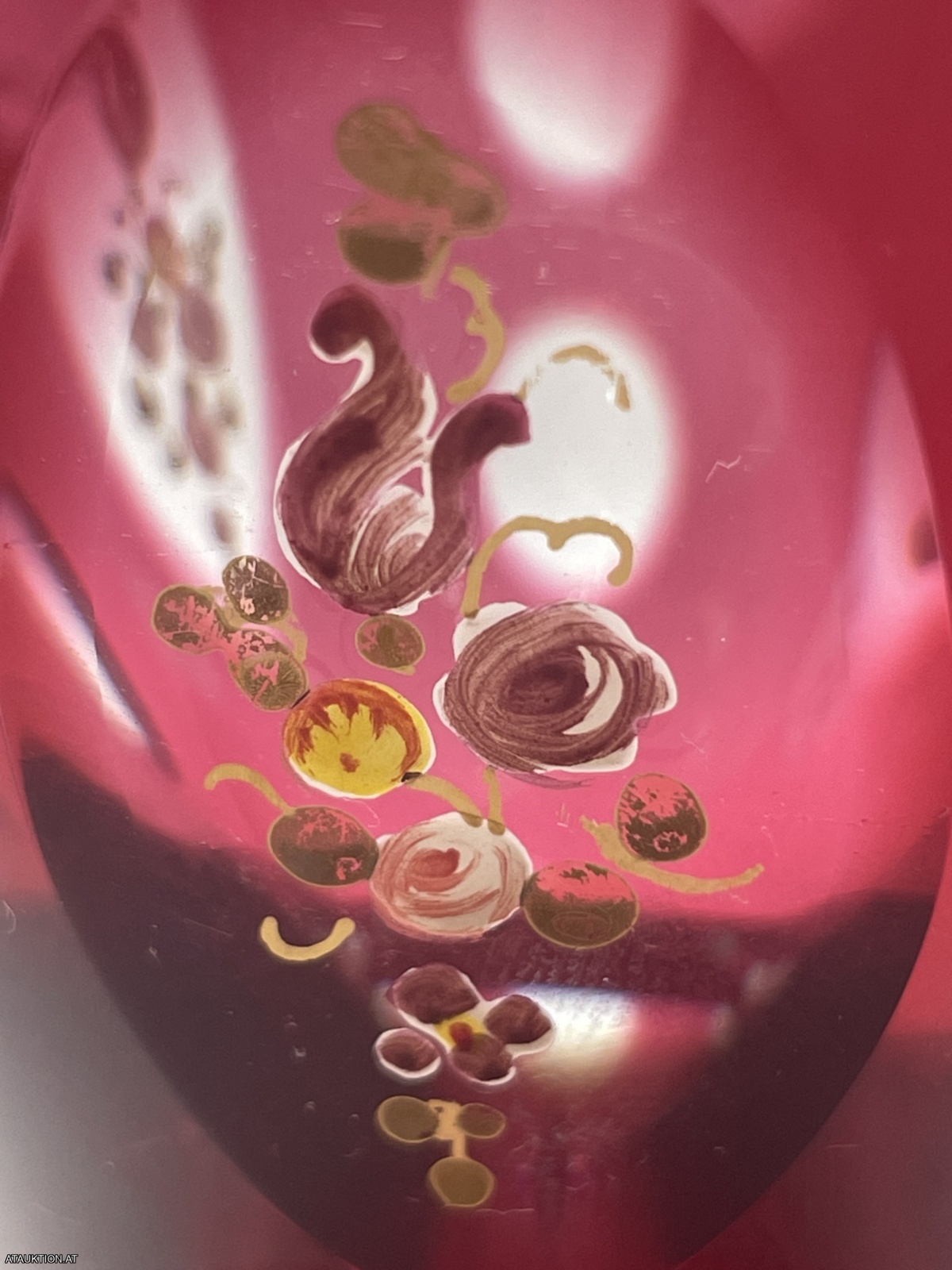 Antiker Fussbecher rot mit Emailmalerei