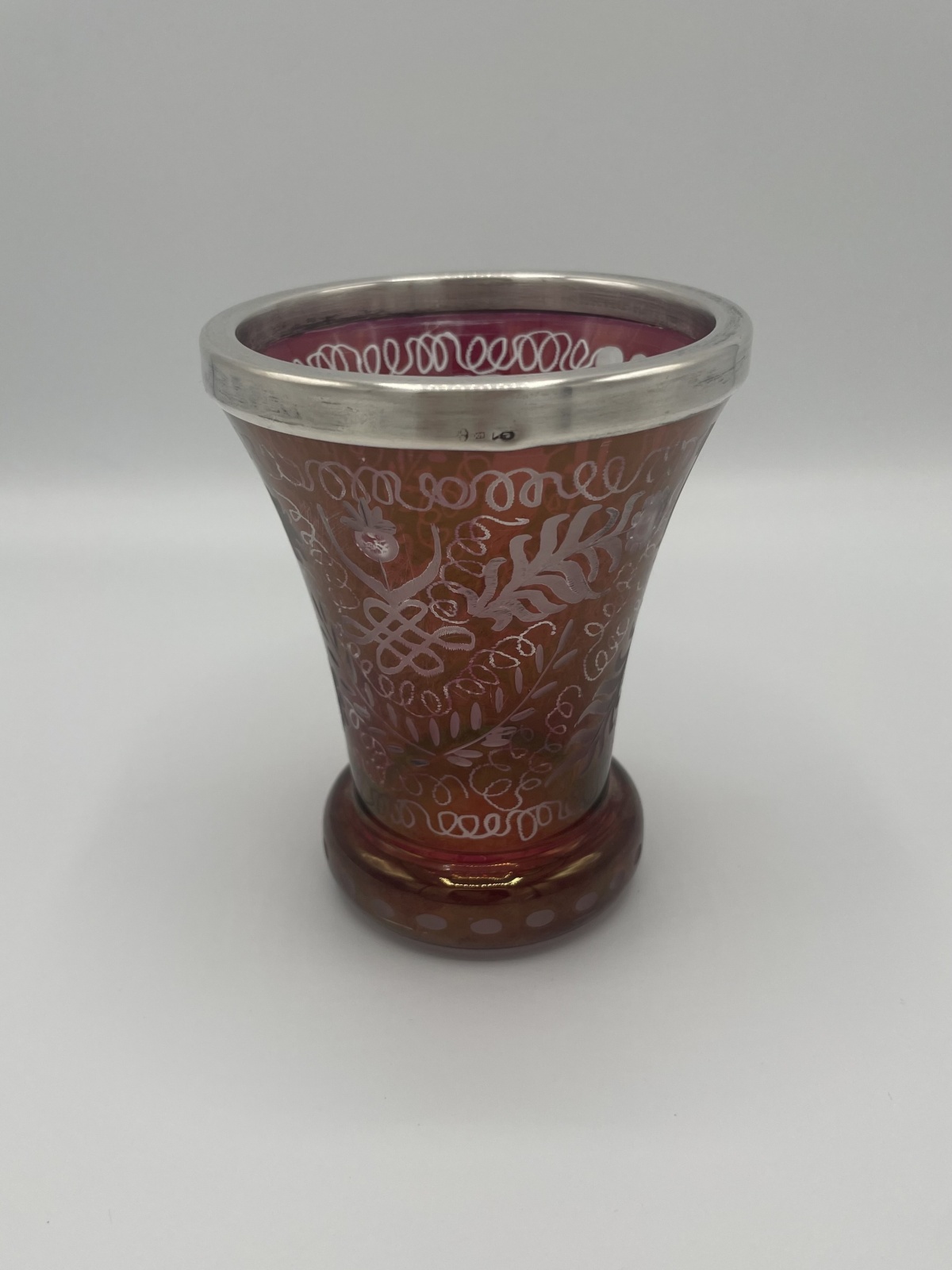 Antiker Fussbecher mit Silberrand