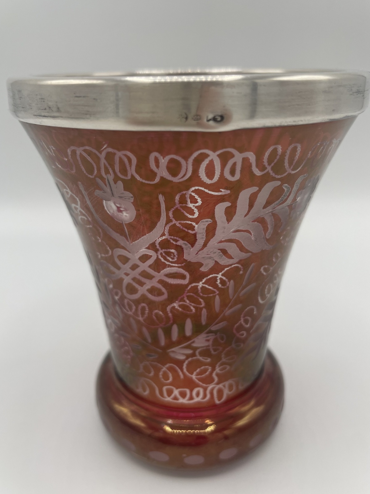 Antiker Fussbecher mit Silberrand