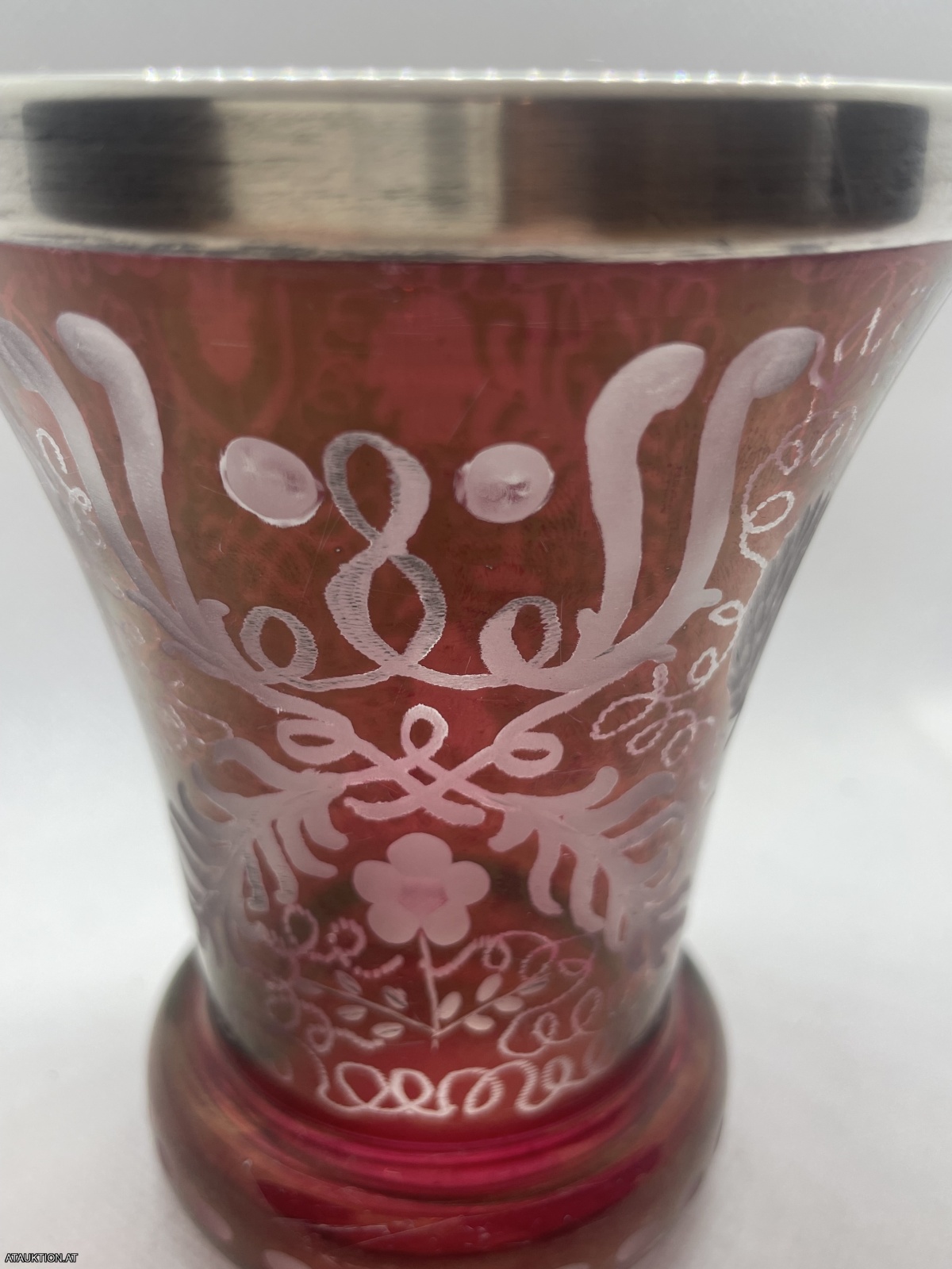 Antiker Fussbecher mit Silberrand