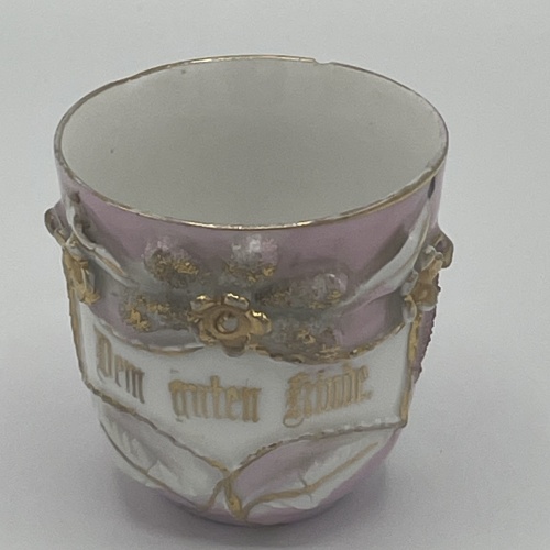 Sehr altes Prunkhäferl Jugendstil Rosenhäferl "Dem guten Kinde"