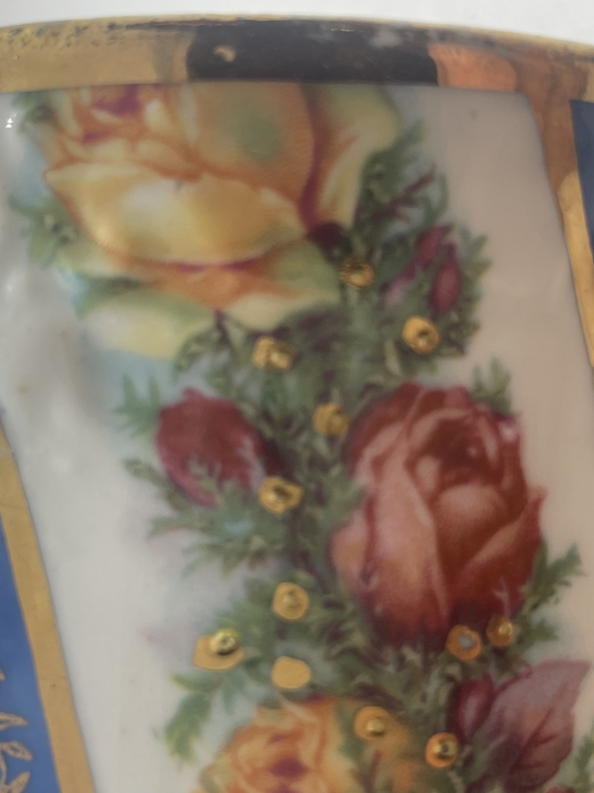 Wunderschönes antikes Rosenhäferl mit Goldverzierung