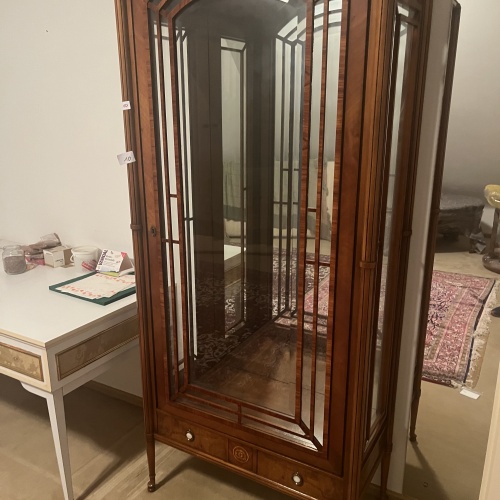 Schöner Glastürenschrank (10)