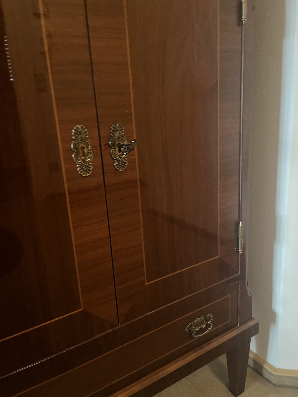 Schöne kleine Kommode / Kasterl mit Türen und Lade (20)