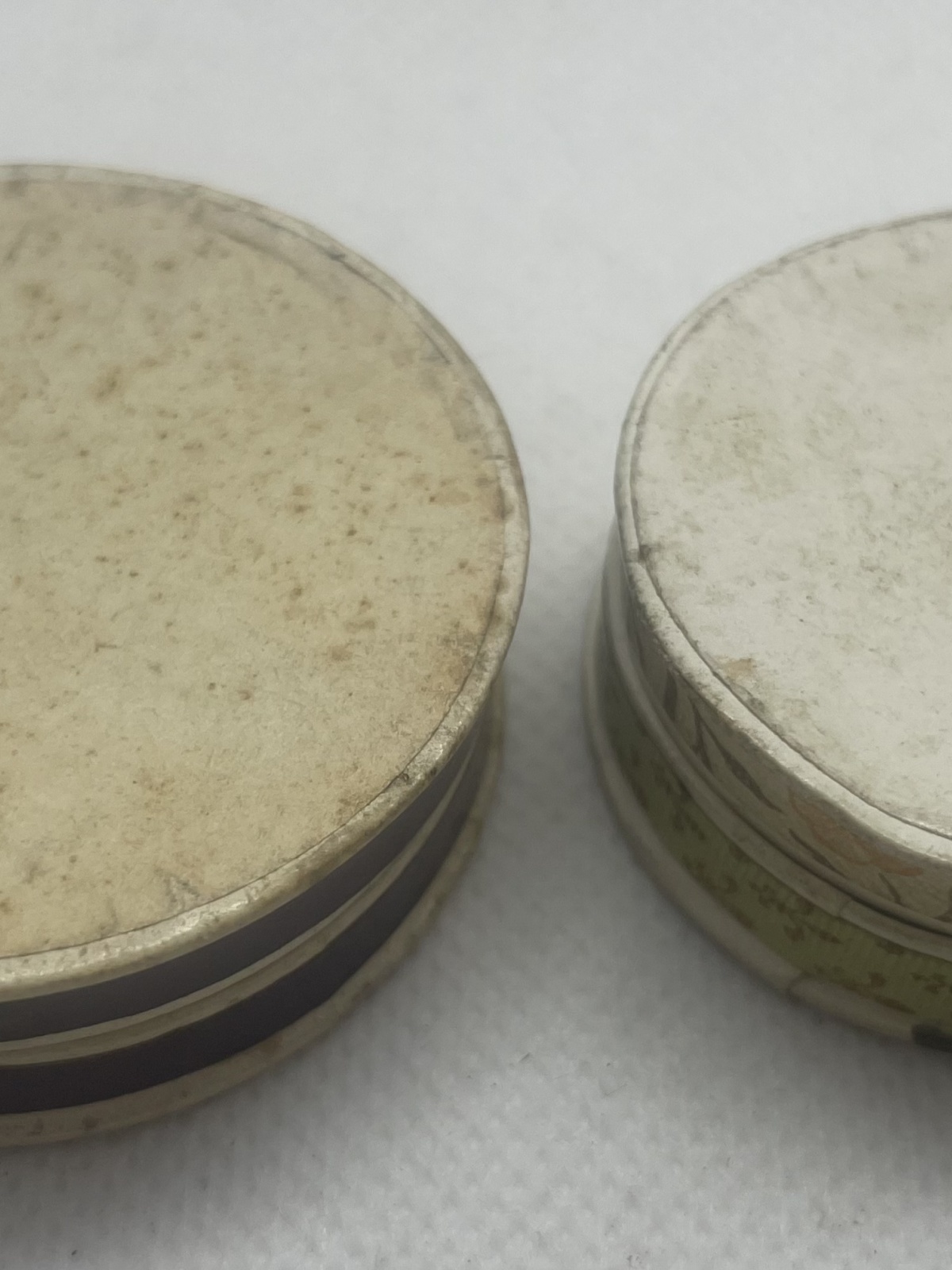 Vintage Dosen aus Karton eines Apothekers aus Graz