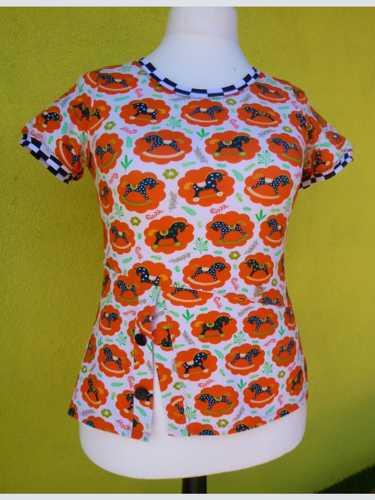 T-Shirt Trude mit Seitenschlitz und Retro Pferdemotiv