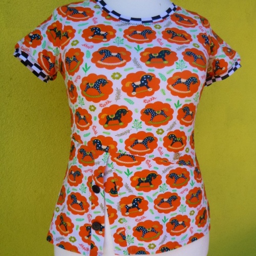 T-Shirt Trude mit Seitenschlitz und Retro Pferdemotiv