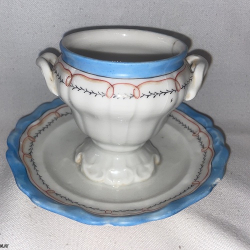 antikes Häferl/Sauciere mit Untertasse in einem/wahrscheinlich Jugendstil