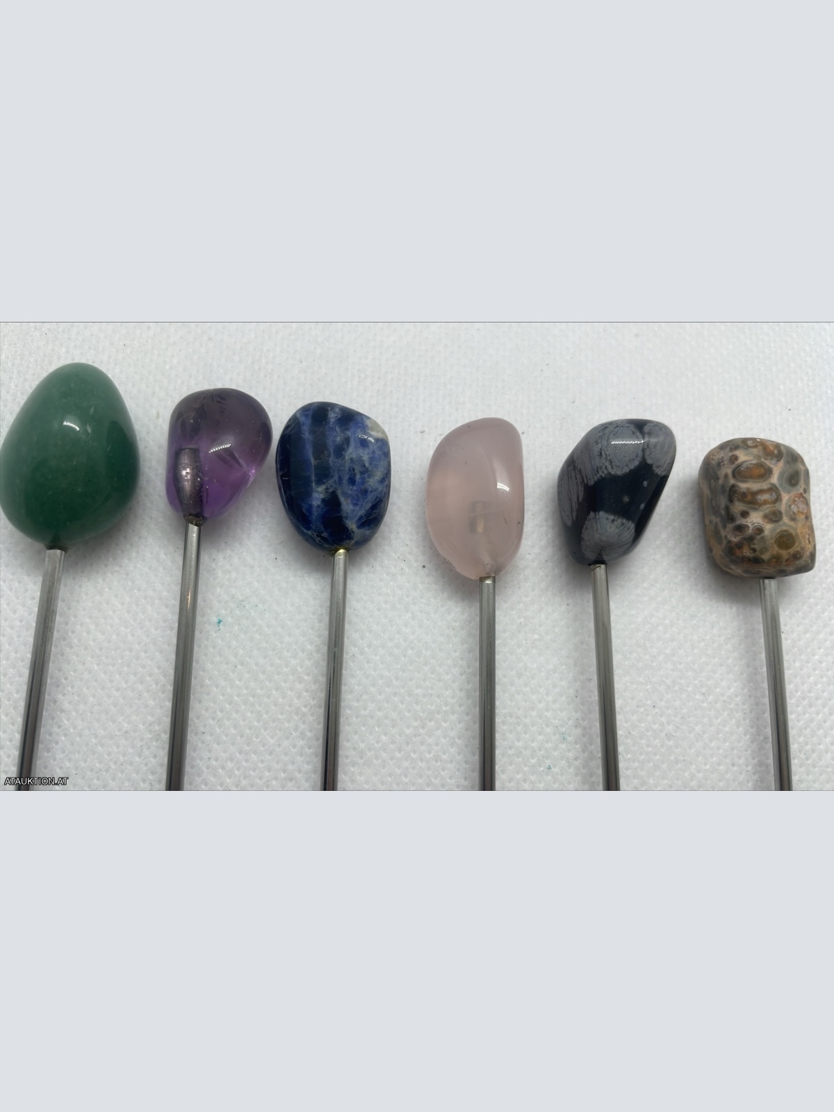 Spieße mit verschiedenen Mineralien-Steinen