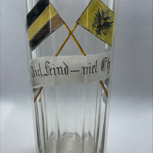 Antikes Glas mit Spruchband Viel Feind-viel Ehr!