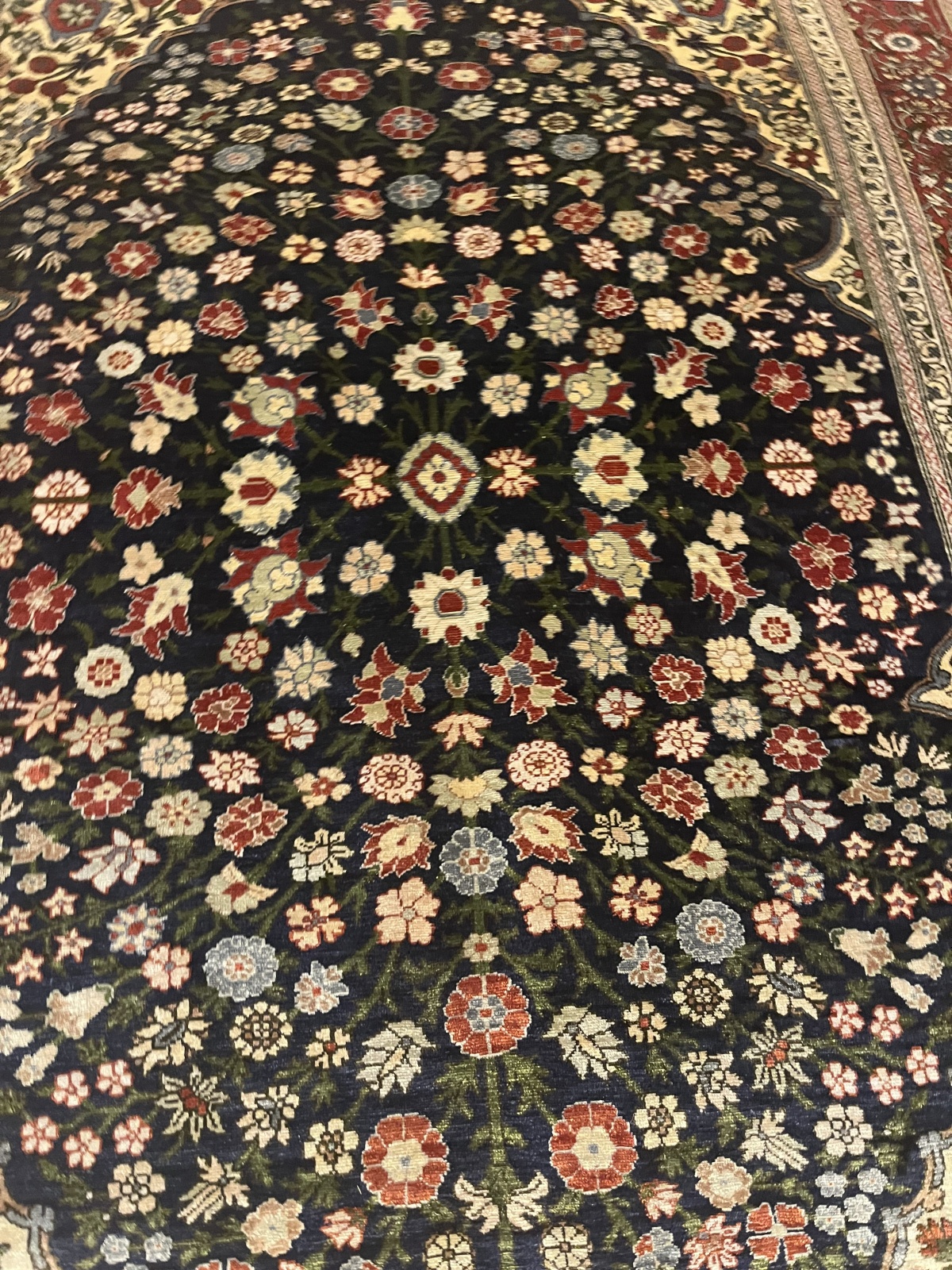 T11 - Hereke – Hängetep. 118 x 86 cm (Seide)  / (N550)