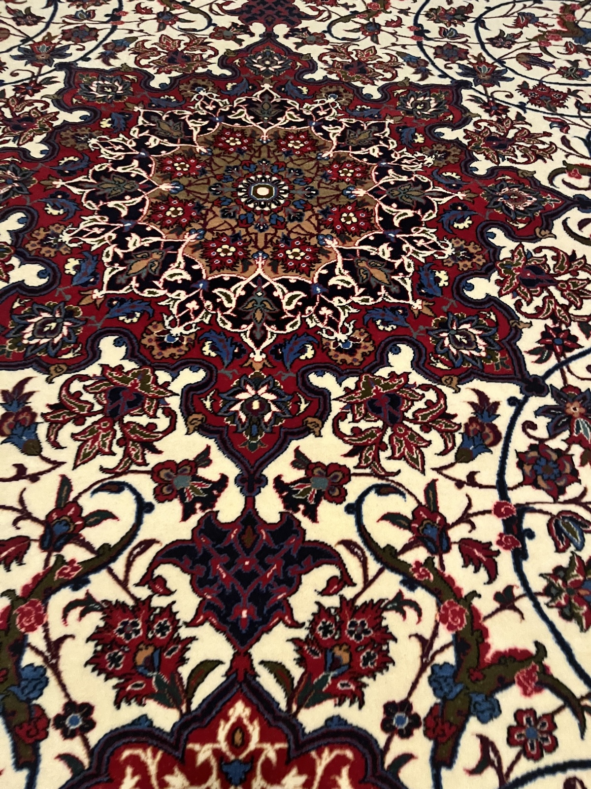 T111 - Isfahan - 317x210 cm / (N400)