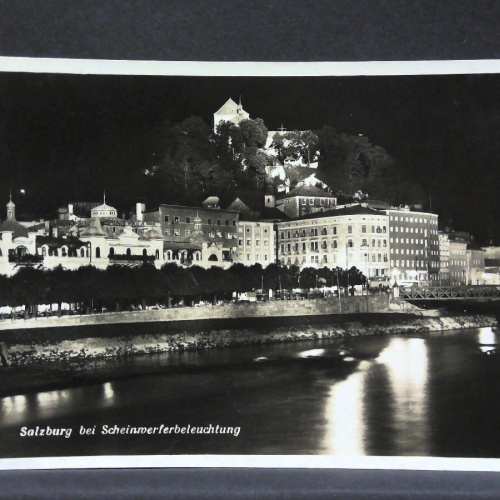 Salzburg bei Scheinwerferbeleuchtung Nacht Salzach JW165868