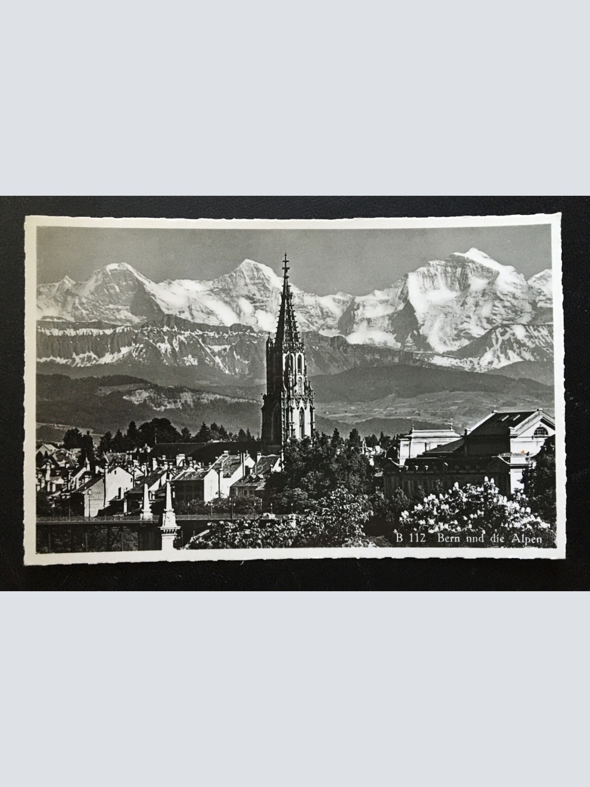 Bern und die Alpen - Stadt mit Münster Kirche - Schweiz 400690 TH A