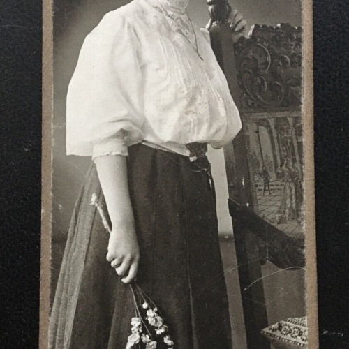 Foto Junge Frau Blumen Mädchen - Herm.Plappert München ca.4,9x11,2cm 400683 TH