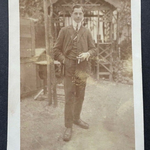 Porträt Mann Anzug Krawatte Tracht Zigarette Haus 400366 TH F