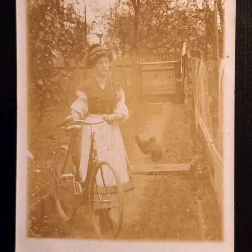 Frau Mit Fahrrad 400335 gr I
