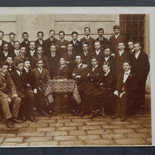 Porträt Gruppenaufnahme Jugendliche Jungen Anzug Krawatte Tisch 400341 TH F