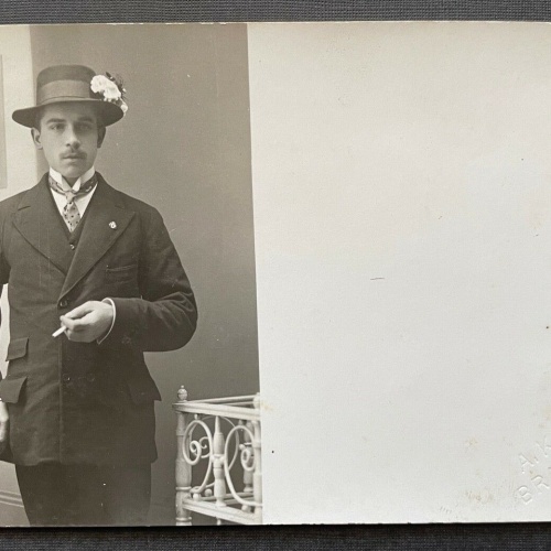 Porträt Mann Anzug Krawatte Hut Blume Bart Blumenvase Bild 410780 TH