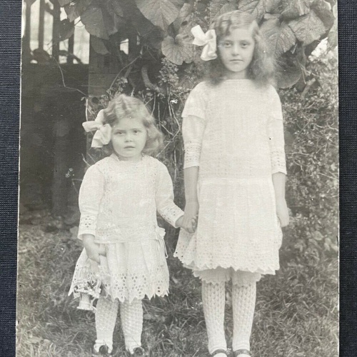 Porträt Mädchen Kinder Kleinkind Kleid Haarband Tracht Natur 400400 TH F