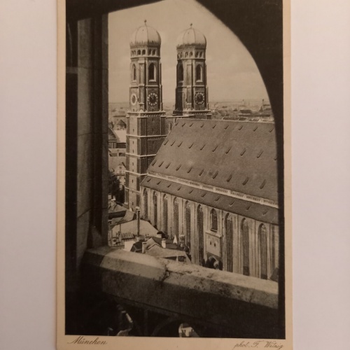 München Blick auf die Frauenkirche 688