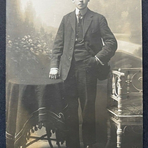 Porträt Mann Anzug Krawatte Sakko Jacke Tracht Brille Tisch 400318 TH F