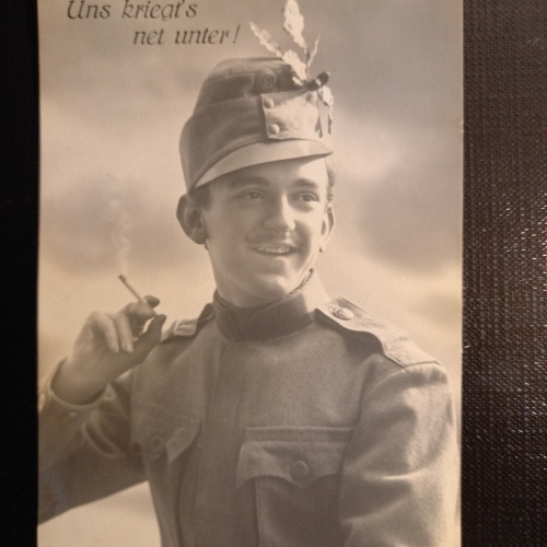 Soldat mit Zigarette, uns kriegt's net unter! 410523 gr