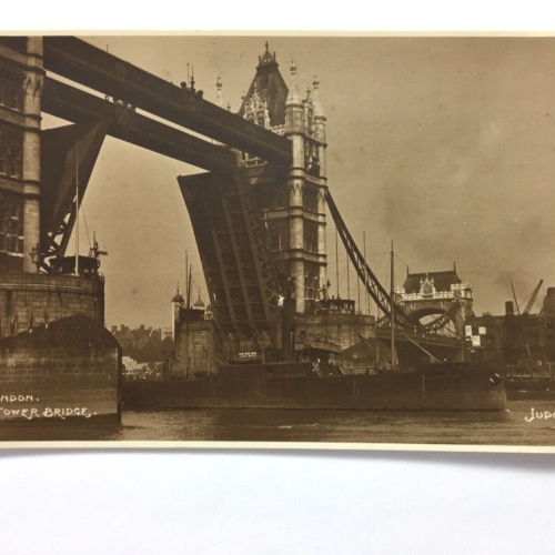 London - Tower Bridge - Schiff fährt durch Tower Bridge - England 40185 TH