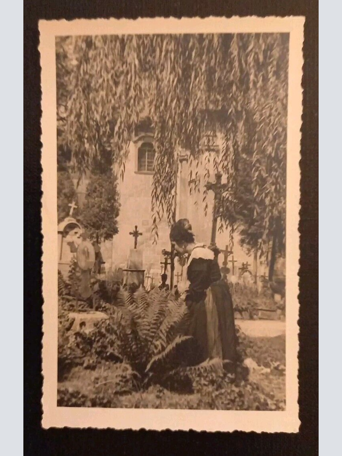 Salzburg Frau Am Grab Friedhof 165333 gr K