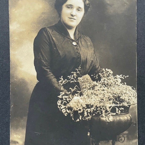 Porträt Frau Kleid Tracht Blumen Vase Zur Erinnerung 400356 TH