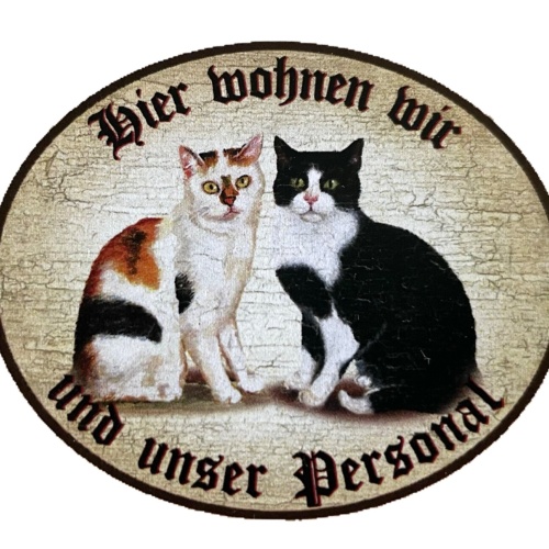KuK Nostalgie Holzschild "Hier wohnen wir u.u. Personal“ Duo Glücks Katze SW