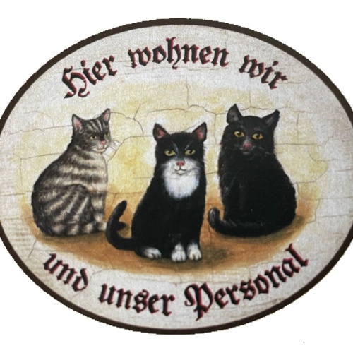 KuK Nostalgie Holzschild "Hier wohnen wir u.u.Personal“ Trio Katze Tabby Schwarz