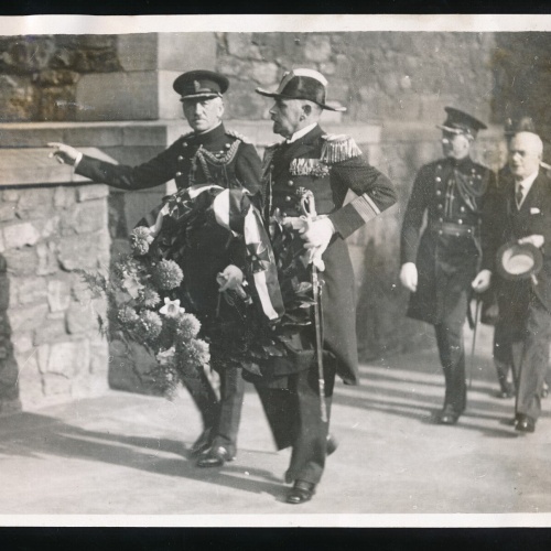 Pressefoto, Deutscher Admiral Carls am schottischen Schrein 1934 (P7)