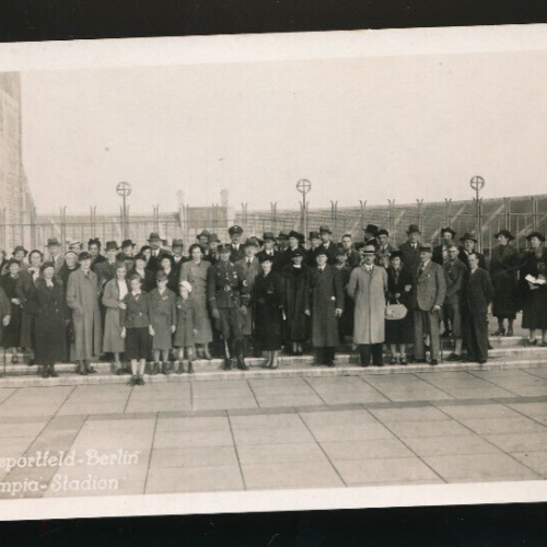 AK aus Berlin Reichssportfeld Olympia-Stadion mit Soldat in der Mitte (720)