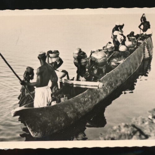 AK aus Niger Menschen fahren mit Boot heim vom Markt Westafrika (685)