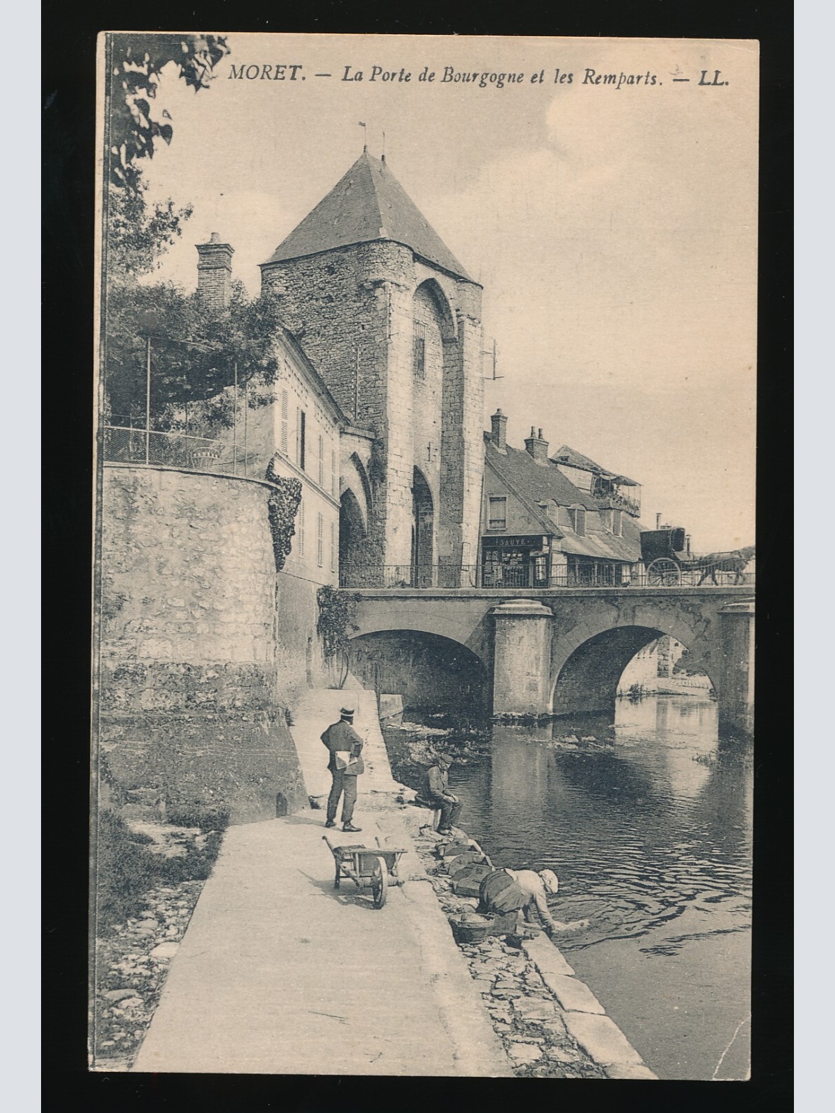 AK aus Moret Frankreich mit Wäscherin (222)