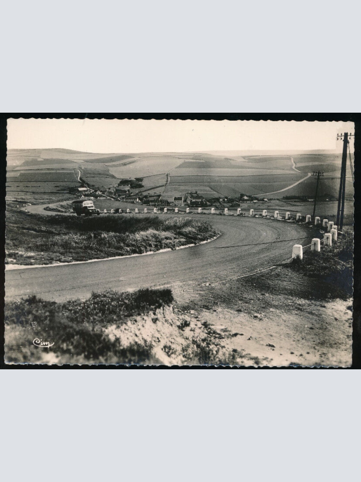 AK aus Escalles mit Oldtimer Buss auf Strasse - Alte Autos Frankreich  (1120)