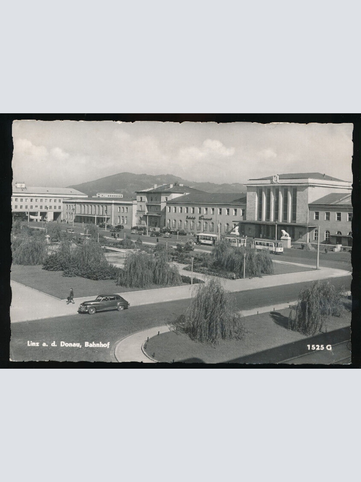 AK aus Linz an der Donau Bahnhof mit Oldtimer Oberöstereich (4211)