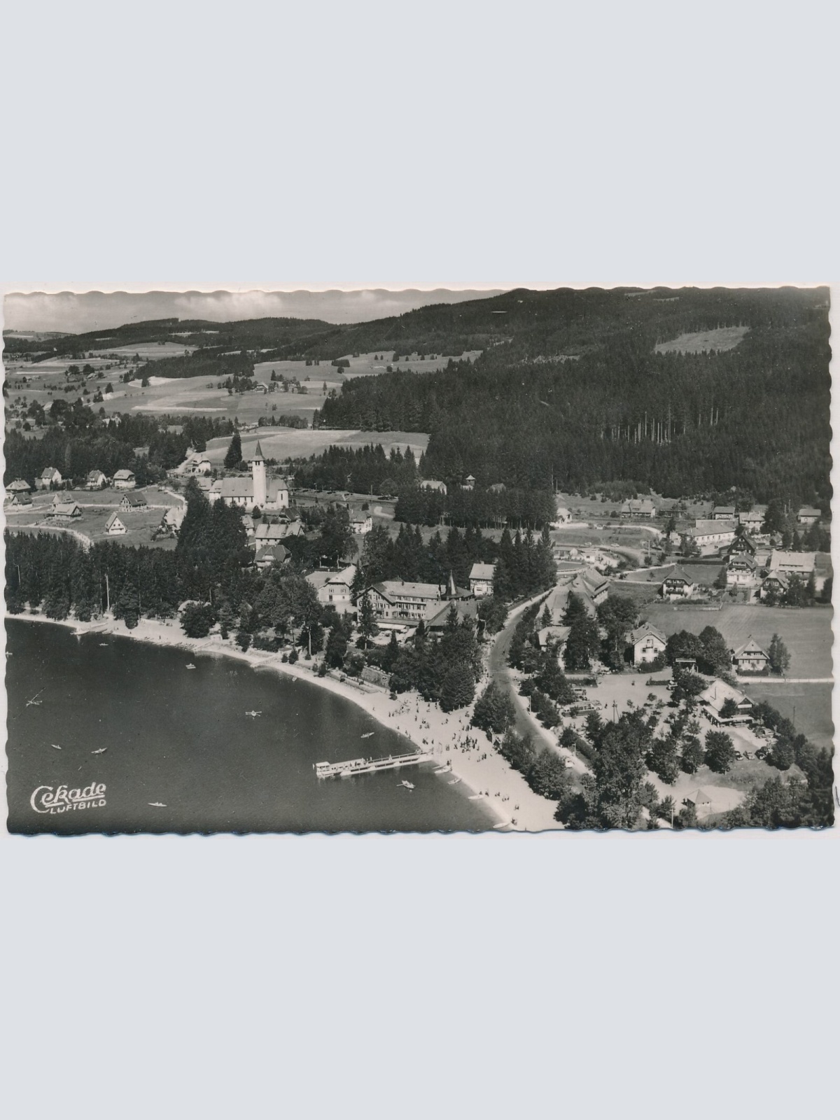 AK, Titisee im Schwarzwald, Das Schwarzwald Hotel mit dem Ort (S1341)