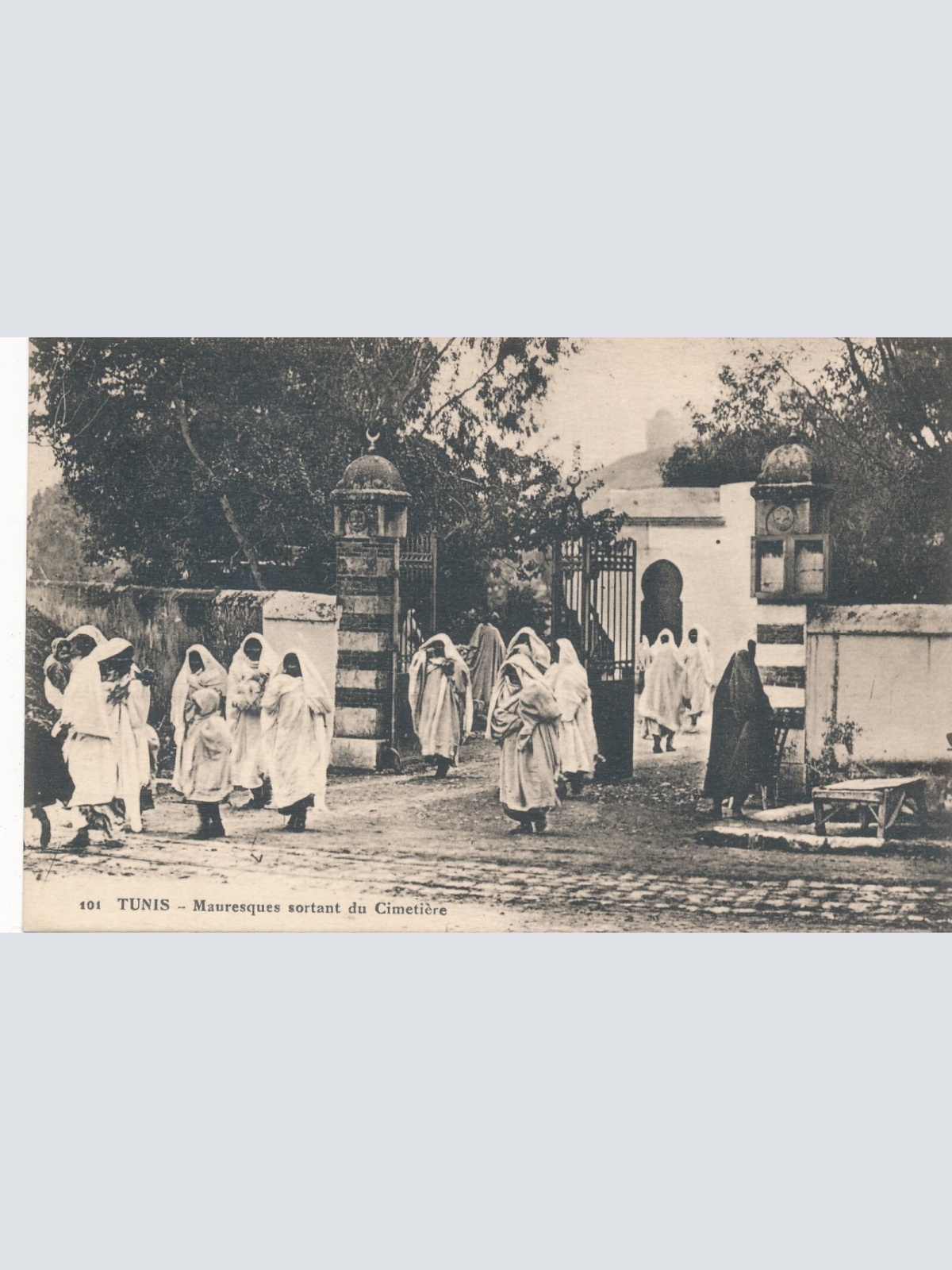 AK, Tunis - Mauresques sortant du Cimetiere (S1922)